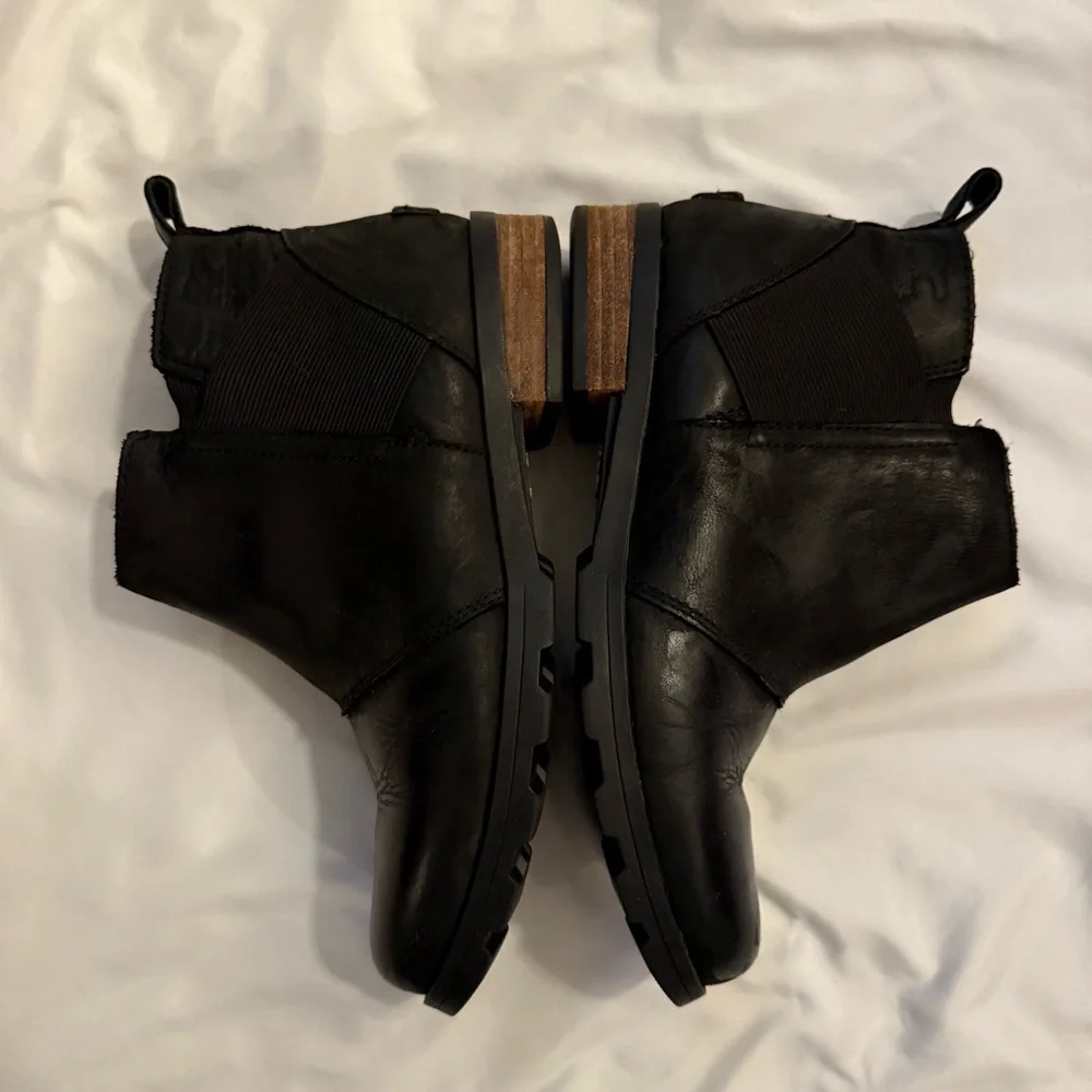 Like New Sorel Emelie I Waterproof Leather Chelsea Boot - Picture 3 of 8